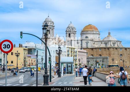 CADIZ, SPANIEN - 30. APRIL 2023: Panoramablick auf die Meeresküste in Cadiz, Spanien am 30. April 2023 Stockfoto