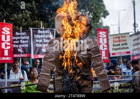 Aktivisten der SUCI (Socialist Unity Centre of India) aus Kalkutta verbrennen während der Demonstration das Bildnis von Benjamin Netanjahu (Premierminister Israels) und Joe Biden (Präsident der USA) auf der Straße. Aktivisten verschiedener Organisationen aus Kalkutta Indien veranstalteten Kundgebungen, um gegen Israel und in Solidarität mit Palästina zu protestieren. Kinder nahmen auch an den Kundgebungen Teil, um gegen den Tod von Kindern in Palästina zu protestieren. Die Demonstranten verbrannten auch das Bildnis von Benjamin Netanjahu (Premierminister Israels) und Joe Biden (US-Präsident) auf der Straße. (Foto: JIT Chattopadhyay/SOPA Images/SIPA USA) Stockfoto