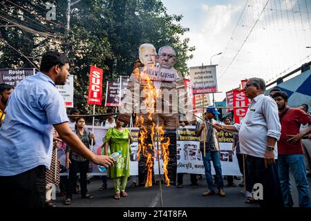 Aktivisten der SUCI (Socialist Unity Centre of India) aus Kalkutta verbrennen während der Demonstration das Bildnis von Benjamin Netanjahu (Premierminister Israels) und Joe Biden (Präsident der USA) auf der Straße. Aktivisten verschiedener Organisationen aus Kalkutta Indien veranstalteten Kundgebungen, um gegen Israel und in Solidarität mit Palästina zu protestieren. Kinder nahmen auch an den Kundgebungen Teil, um gegen den Tod von Kindern in Palästina zu protestieren. Die Demonstranten verbrannten auch das Bildnis von Benjamin Netanjahu (Premierminister Israels) und Joe Biden (US-Präsident) auf der Straße. (Foto: JIT Chattopadhyay/SOPA Images/SIPA USA) Stockfoto