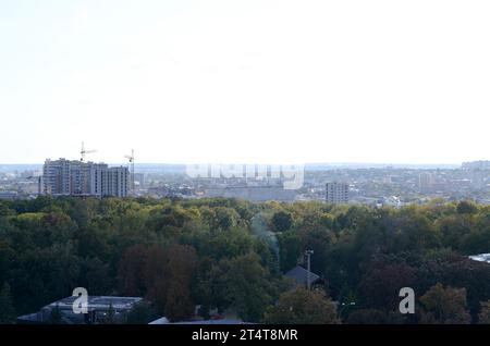 KHARKIV, UKRAINE - 25. OKTOBER 2019 aus der Luft bei Sonnenuntergang mit den Straßen des Stadtzentrums von Charkiw. Autos, die das Wohnviertel fahren Stockfoto