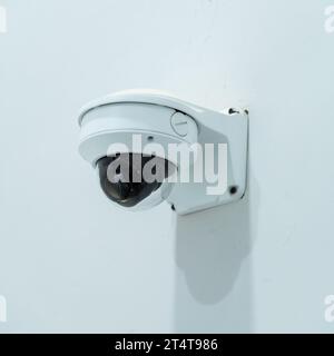 Moderne CCTV-Kamera an einer Wand installiert Stockfoto