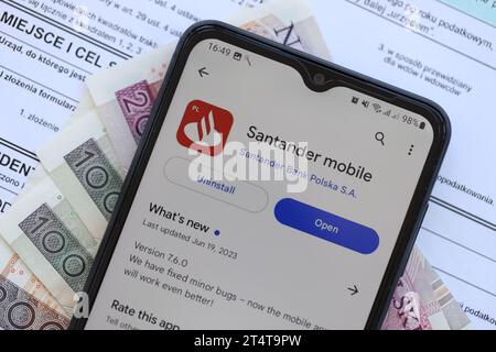 TERNOPIL, UKRAINE - 3. AUGUST 2023 Santander Bank Anwendung auf dem Bildschirm der Anzeige auf einem modernen Smartphone. Offizielle App der berühmten polnischen Bank Stockfoto