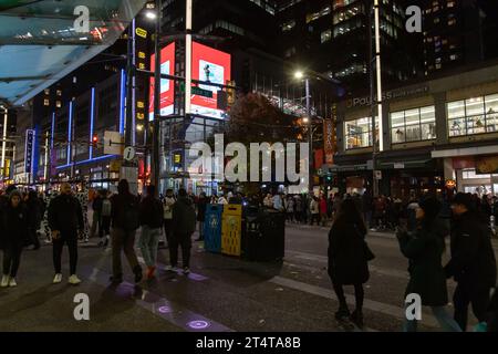 Vancouver, KANADA - Okt. 31 2023 : Bild von Menschen, die sich auf der Granville Street in der Innenstadt versammeln, um Halloween zu feiern. Stockfoto