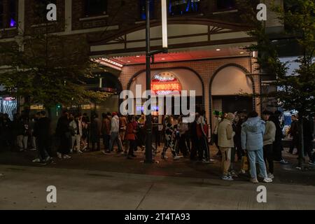 Vancouver, KANADA - Okt. 31 2023 : Bild von Menschen, die sich auf der Granville Street in der Innenstadt versammeln, um Halloween zu feiern. Stockfoto