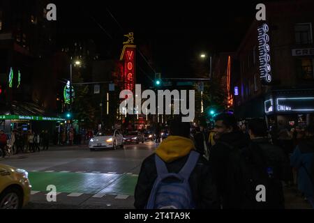 Vancouver, KANADA - Okt. 31 2023 : Bild von Menschen, die sich auf der Granville Street in der Innenstadt versammeln, um Halloween zu feiern. Stockfoto