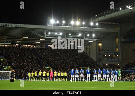 Liverpool, Großbritannien. November 2023. Die Spieler zollen Bill Kenwright Tribut, der am 23. Oktober 2023 im Alter von 78 Jahren vor dem Carabao Cup-Spiel im Goodison Park, Liverpool, verstorben ist. Der Bildnachweis sollte lauten: Gary Oakley/Sportimage Credit: Sportimage Ltd/Alamy Live News Stockfoto