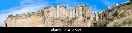 RONDA, SPANIEN - 6. OKTOBER 2023: Panoramablick auf die Puente-Nuevo-Brücke am sonnigen Tag in Ronda, Spanien am 6. Oktober 2023 Stockfoto