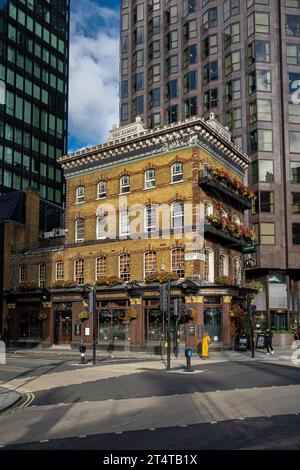 Das Albert Pub Victoria London. Der Albert Pub an der Victoria St London, erbaut 1862 und benannt nach Queen Victorias verstorbenem Ehemann. Klasse II aufgeführt. Stockfoto