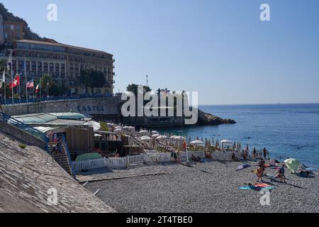 Nizza, Frankreich - 12. August 2023 - Entspannen Sie sich an einem sonnigen Tag am Strand der Promenade des Anglais Stockfoto