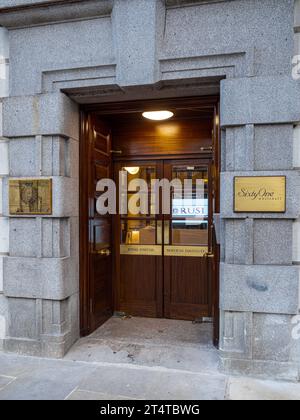 RUSI London - Royal United Services Institute - der Eingang zum Gebäude des Royal United Services Institute in 61 Whitehall im Zentrum Londons Stockfoto