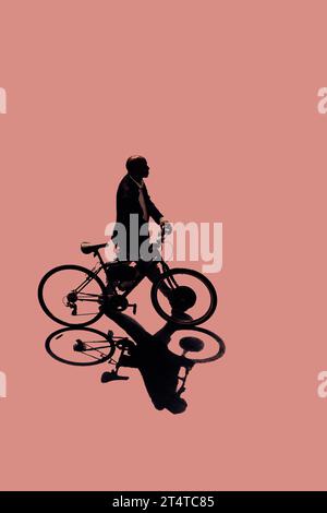 Luftaufnahme eines schwarzen Geschäftsmannes, der ein Fahrrad in einem Anzug schiebt, auf dem Weg zur Arbeit mit Blockfarbenhintergrund und Kopierraum Stockfoto