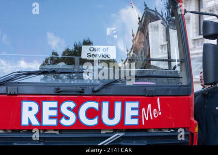 London, Großbritannien. November 2023. Die Feuerwehrmannschaften protestieren vor der Downing Street, bei der Hunderte von Feuerwehrleuten und Kontrollkräften ein neues „Feuerwehrmanifest“ starten, um gegen Kürzungen im Feuerwehr- und Rettungsdienst zu protestieren. Credit: Ian Davidson/Alamy Live News Stockfoto