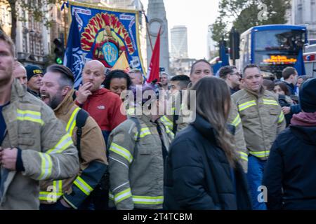 London, Großbritannien. November 2023. Die Feuerwehrmannschaften protestieren vor der Downing Street, bei der Hunderte von Feuerwehrleuten und Kontrollkräften ein neues „Feuerwehrmanifest“ starten, um gegen Kürzungen im Feuerwehr- und Rettungsdienst zu protestieren. Credit: Ian Davidson/Alamy Live News Stockfoto