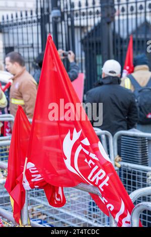 London, Großbritannien. November 2023. Die Feuerwehrmannschaften protestieren vor der Downing Street, bei der Hunderte von Feuerwehrleuten und Kontrollkräften ein neues „Feuerwehrmanifest“ starten, um gegen Kürzungen im Feuerwehr- und Rettungsdienst zu protestieren. Credit: Ian Davidson/Alamy Live News Stockfoto