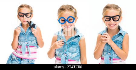 Set von kleinen lächelnden blonden Mädchen Holdind Maskenbrillen isoliert auf weißem Hintergrund Stockfoto