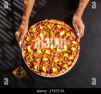 BBQ Chicken Pizza - neapolitanische Soße und Käsebasis. Fusion aus Hühnchen, Speck, Mais, Avocado mit BBQ-Sauce Stockfoto