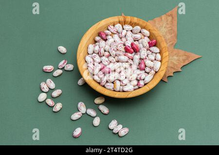 Draufsicht voller Rahmen Hintergrund gesunder getrockneter ungekochter weißer Bohnensamen auf der Holzschale. Stockfoto