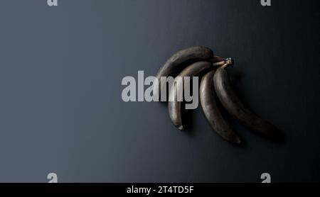 Bananen mit geschwärzter Schale auf dunklem Hintergrund. Schwarzweiß. Minimale künstlerische Komposition. Exklusives Poster in modernem Design. Kopierbereich Stockfoto