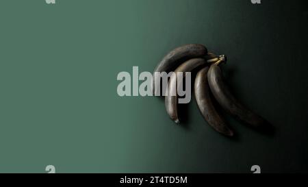 Bananen mit geschwärzter Schale auf dunklem Hintergrund. Schwarzweiß. Minimale künstlerische Komposition. Exklusives Poster in modernem Design. Kopierbereich Stockfoto