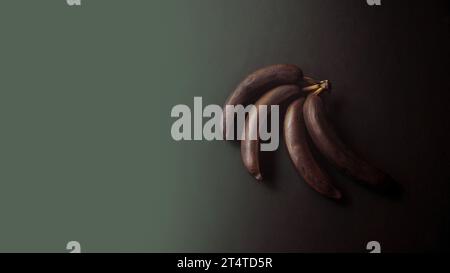 Bananen mit geschwärzter Schale auf dunklem Hintergrund. Schwarzweiß. Minimale künstlerische Komposition. Exklusives Poster in modernem Design. Kopierbereich Stockfoto