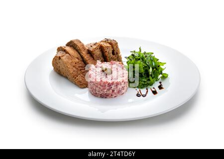 Rindersteak Tartar mit Capari, Steak Tartar, geröstetes Brot, Salat Stockfoto