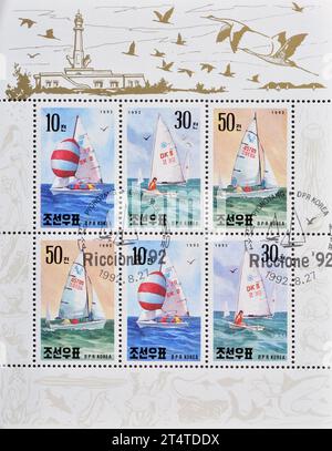 Souvenirbogen mit gestempelten Briefmarken, gedruckt von Nordkorea, die Riccione'92 Bootsrennen zeigen, um 1992. Stockfoto