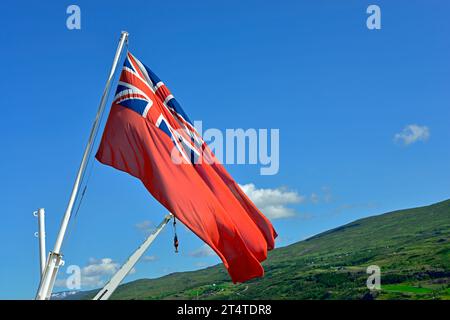 Dieser rote Fähnrich wird vom Heck des Kreuzfahrtschiffs Cunard Queen Victoria aus gesehen, während er im isländischen Hafen Akureyri ankerte. Stockfoto