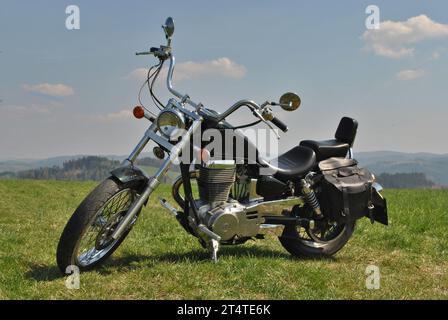 Motorradtour im Vintage-Chopper am Sommertag. Benutzerdefinierter Stil. Ledertaschen. Stockfoto