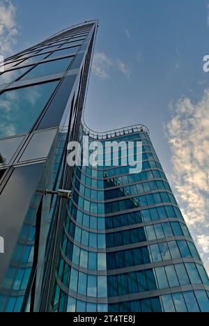 Business Center Wolkenkratzer in Prag, Tschechische republik. Abstraktes Foto der modernen Achritektur. Geometrische Linien und Glasoberfläche. Stockfoto