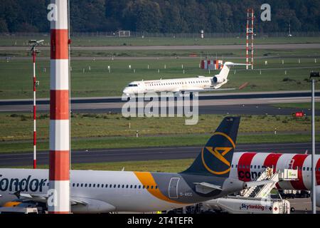 Flughafen Düsseldorf, Iberia Bombardier CRJ-1000 auf der Landebahn vor dem Start, Luftverkehr DUS *** Flughafen Düsseldorf, Iberia Bombardier CRJ 1000 auf der Landebahn vor dem Start, Air Traffic DUS Credit: Imago/Alamy Live News Stockfoto