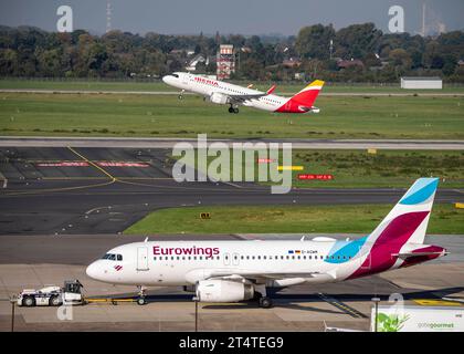 Flughafen Düsseldorf, Iberia Airbus A320neo beim Start, Eurowings Airbus A319-100 auf dem Taxiway, Luftverkehr DUS *** Flughafen Düsseldorf, Iberia Airbus A320neo auf dem Start, Eurowings Airbus A319 100 auf dem Taxiway, Flugverkehr DUS Credit: Imago/Alamy Live News Stockfoto