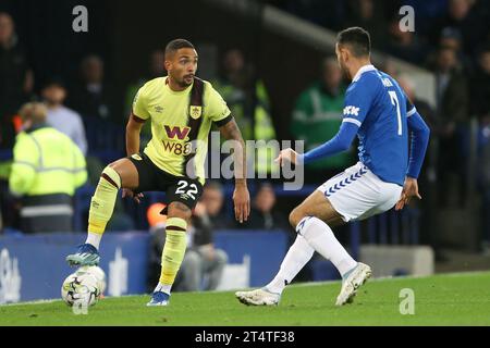 Everton, Großbritannien. November 2023. Vitinho von Burnley (l) und Dwight McNeil von Everton. Carabao Cup, EFL Cup Match, Everton gegen Burnley im Goodison Park in Liverpool am Mittwoch, 1. November 2023. Dieses Bild darf nur für redaktionelle Zwecke verwendet werden. Nur redaktionelle Verwendung, Bild von Chris Stading/Andrew Orchard Sportfotografie/Alamy Live News Credit: Andrew Orchard Sportfotografie/Alamy Live News Stockfoto