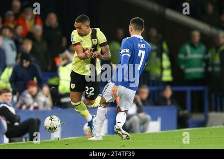 Everton, Großbritannien. November 2023. Vitinho von Burnley (l) und Dwight McNeil von Everton. Carabao Cup, EFL Cup Match, Everton gegen Burnley im Goodison Park in Liverpool am Mittwoch, 1. November 2023. Dieses Bild darf nur für redaktionelle Zwecke verwendet werden. Nur redaktionelle Verwendung, Bild von Chris Stading/Andrew Orchard Sportfotografie/Alamy Live News Credit: Andrew Orchard Sportfotografie/Alamy Live News Stockfoto