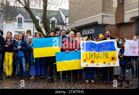 Mahnwache für die Ukraine nach der russischen Invasion der Ukraine im Jahr 2022 in Truro, Cornwall Stockfoto