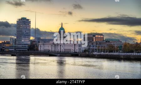 Wunderschönes Custom House Visitor Centre aus dem 18. Jahrhundert mit SIPTU College und Spire im Hintergrund, neben Liffey River, Dublin, Irland Stockfoto