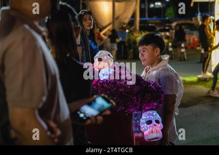 Bangkok, Thailand. 31. Oktober 2023. Während des Happy Halloween Festivals 2023 auf den Jodd Fairs DanNeramit in Bangkok sieht ein Besucher einen Halloween-Stand. Der berühmteste Nachtmarkt in Bangkok, Jodd Fairs, eröffnete vor kurzem eine neue Filiale im DanNeramit, einem formellen Freizeitpark mit einem Märchenschloss, das auf einer Fläche von 52800 Quadratmetern mit verschiedenen Ständen wie Kleidung und Accessoires, Vintage-Artikeln, Craft-Bieren, Souvenirs, thailändischen und internationalen Speisen umfasst. Quelle: SOPA Images Limited/Alamy Live News Stockfoto