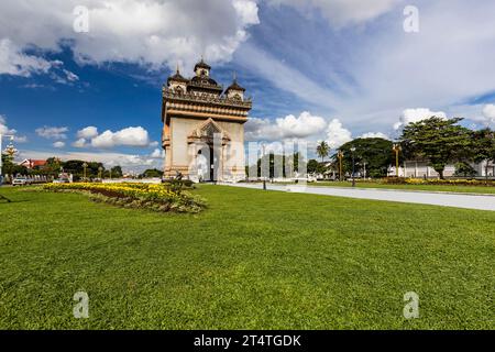 Patuxay (Patuxai), Victory Gate, Anousavary (Anosavari) Denkmal, Avenue Lane Xang, Vientiane, Laos, Südostasien, Asien Stockfoto