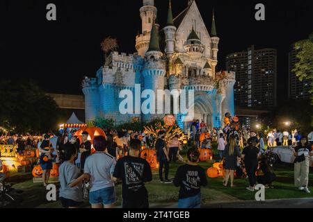 Bangkok, Thailand. 31. Oktober 2023. Während des Happy Halloween Festivals 2023 auf den Jodd Fairs DanNeramit in Bangkok werden Menschen vor dem Märchenschloss versammelt. Der berühmteste Nachtmarkt in Bangkok, Jodd Fairs, eröffnete vor kurzem eine neue Filiale im DanNeramit, einem formellen Freizeitpark mit einem Märchenschloss, das auf einer Fläche von 52800 Quadratmetern mit verschiedenen Ständen wie Kleidung und Accessoires, Vintage-Artikeln, Craft-Bieren, Souvenirs, thailändischen und internationalen Speisen umfasst. Quelle: SOPA Images Limited/Alamy Live News Stockfoto