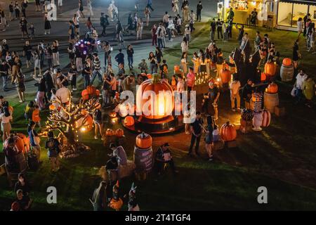 Bangkok, Thailand. 31. Oktober 2023. Ein Blick aus der Höhe auf das Happy Halloween Festival 2023 auf dem Jodd Fairs DanNeramit in Bangkok. Der berühmteste Nachtmarkt in Bangkok, Jodd Fairs, eröffnete vor kurzem eine neue Filiale im DanNeramit, einem formellen Freizeitpark mit einem Märchenschloss, das auf einer Fläche von 52800 Quadratmetern mit verschiedenen Ständen wie Kleidung und Accessoires, Vintage-Artikeln, Craft-Bieren, Souvenirs, thailändischen und internationalen Speisen umfasst. Quelle: SOPA Images Limited/Alamy Live News Stockfoto