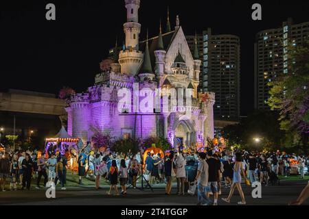 Bangkok, Thailand. 31. Oktober 2023. Ein Blick auf das Märchenschloss beim Happy Halloween Festival 2023 auf dem Jodd Fairs DanNeramit, an der Phahonyothin Road, in Bangkok. Der berühmteste Nachtmarkt in Bangkok, Jodd Fairs, eröffnete vor kurzem eine neue Filiale im DanNeramit, einem formellen Freizeitpark mit einem Märchenschloss, das auf einer Fläche von 52800 Quadratmetern mit verschiedenen Ständen wie Kleidung und Accessoires, Vintage-Artikeln, Craft-Bieren, Souvenirs, thailändischen und internationalen Speisen umfasst. Quelle: SOPA Images Limited/Alamy Live News Stockfoto