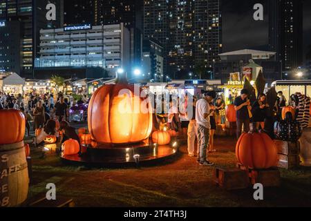 Bangkok, Thailand. 31. Oktober 2023. Während des Happy Halloween Festivals 2023 auf den Jodd Fairs DanNeramit in Bangkok werden Besucher um einen halloween-Kürbis gesehen. Der berühmteste Nachtmarkt in Bangkok, Jodd Fairs, eröffnete vor kurzem eine neue Filiale im DanNeramit, einem formellen Freizeitpark mit einem Märchenschloss, das auf einer Fläche von 52800 Quadratmetern mit verschiedenen Ständen wie Kleidung und Accessoires, Vintage-Artikeln, Craft-Bieren, Souvenirs, thailändischen und internationalen Speisen umfasst. (Foto: Nathalie Jamois/SOPA Images/SIPA USA) Credit: SIPA USA/Alamy Live News Stockfoto