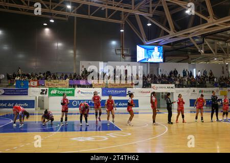 Oviedo, Spanien, 1. November 2023: Präsentation der Motive.Co Gijon Balonmano La Calzada Spieler während des 9. Spieltages der Iberdrola Guerreras League zwischen Lobas Global ATAC Oviedo und Motive.Co Gijon Balonmano La Calzada am 1. November 2023 im Florida Arena Municipal Sports Center in Oviedo, Spanien. Quelle: Alberto Brevers / Alamy Live News. Stockfoto