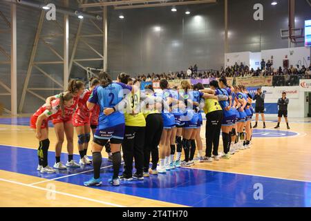 Oviedo, Spanien, 1. November 2023: Spieler beider Teams begrüßen sich am 9. Spieltag der Iberdrola Guerreras League zwischen Lobas Global ATAC Oviedo und Motive.Co Gijon Balonmano La Calzada am 1. November 2023 im Florida Arena Municipal Sports Center in Oviedo, Spanien. Quelle: Alberto Brevers / Alamy Live News. Stockfoto