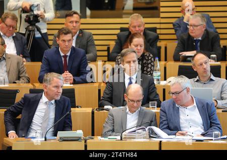 Plenum Thüringer Landtag 01.11.2023, Erfurt, Thüringer Landtag, Plenarsaal, 119. Plenarsitzung im Bild: AFD-Fraktion, vorn Fraktionsvorsitzender Bjoern Hoecke, Stefan Moeller und Denny Jankowski AfD *** Plenum Thueringer Landtag 01 11 2023, Erfurt, Thueringer Landtag, Plenarsaal, 119 Plenarsitzung im Bild AfD-Fraktion, vorne Fraktionsführer Bjoern Hoecke, Stefan Moeller und Denny Jankowski AfD Credit: Imago/Alamy Live News Stockfoto