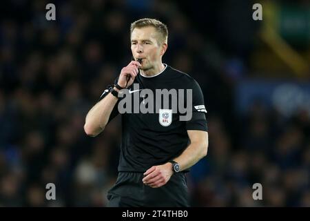 Everton, Großbritannien. November 2023. Schiedsrichter Michael Salisbury pfeift. Carabao Cup, EFL Cup Match, Everton gegen Burnley im Goodison Park in Liverpool am Mittwoch, 1. November 2023. Dieses Bild darf nur für redaktionelle Zwecke verwendet werden. Nur redaktionelle Verwendung, Bild von Chris Stading/Andrew Orchard Sportfotografie/Alamy Live News Credit: Andrew Orchard Sportfotografie/Alamy Live News Stockfoto