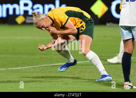 Perth, Australien. November 2023. Tameka Yallop von der australischen Frauenfußballmannschaft reagiert auf das Spiel der AFC Women's Soccer Olympic Qualifying Round 2 Group 2024 zwischen Australien und Chinesisch Taipei im Perth Rectangular Stadium. Endpunktzahl Australien 3:0 Chinesisch Taipeh. Quelle: SOPA Images Limited/Alamy Live News Stockfoto