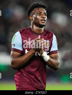 Mohammed Kudus von West Ham United applaudiert Fans beim Spiel der West Ham United FC gegen Arsenal FC Carabao Cup Runde 4 im London Stadium, London, England, Großbritannien am 1. November 2023 Credit: Every Second Media/Alamy Live News Stockfoto