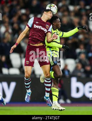 Angelo Ogbonna von West Ham United kämpft um den Ball gegen Eddie Nketiah von Arsenal während des Spiels West Ham United FC gegen Arsenal FC Carabao Cup Round 4 im London Stadium, London, England, Großbritannien am 1. November 2023 Credit: Every Second Media/Alamy Live News Stockfoto