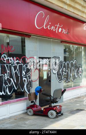 Geschlossen aus dem Geschäft Grafitti überdachtes Fenster clintons Geschäft portsmouth england großbritannien Stockfoto