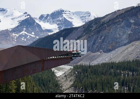 Eine Gruppe von Menschen steht auf dem Glasboden-Aussichtspunkt am Columbia Icefield Skywalk, Banff, BC, Kanada Stockfoto